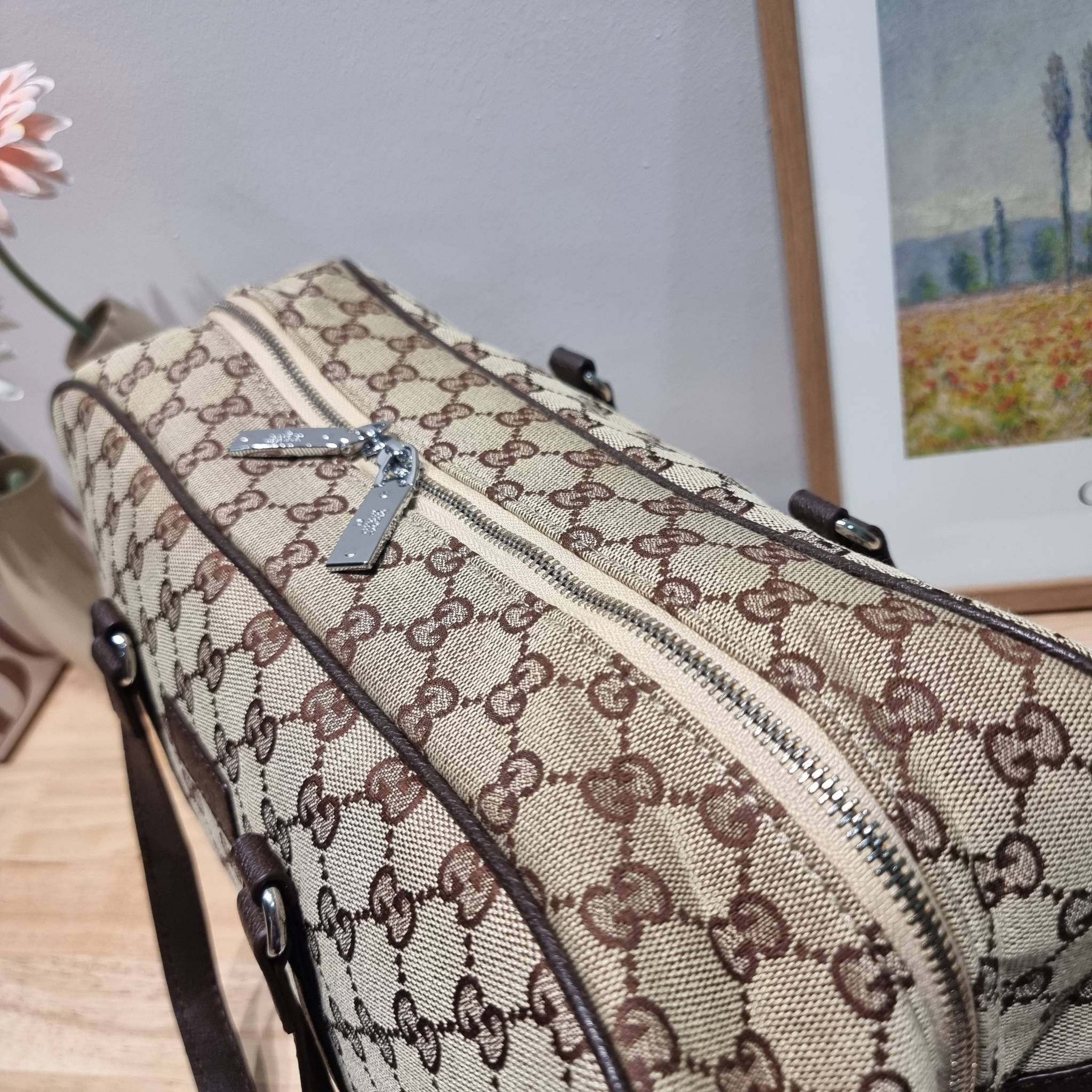 GUCCI Monogram Boston Duffle Bag / Gucci boston travel bag ใหม่ไปเลยกับกระเป๋าเดินทาง เตรียมความพร้อมสำหรับทริปเที่ยวช่วงสิ้นปี!! ดีไซน์เรียบง่าย แฝงความคลาสสิค ที่ใช้ได้ทั้งชายและหญิง วัสดุผ้าแคนวาสทนทาน