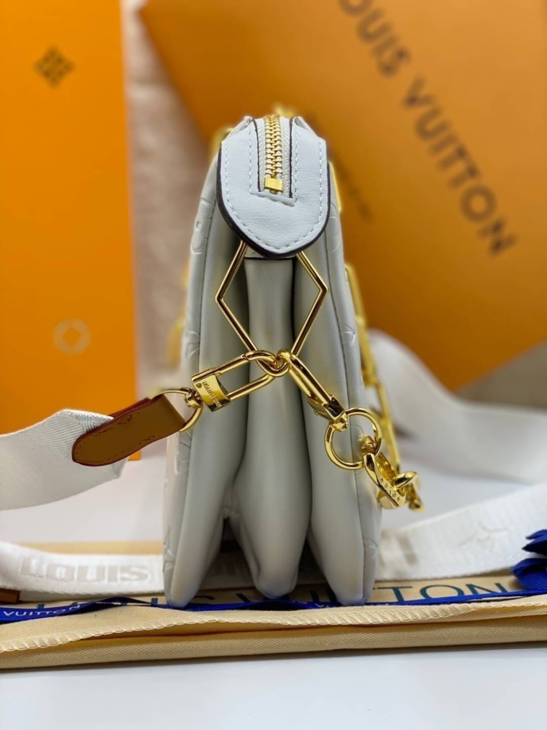 พรีเมี่ยมกิ๊ฟแท้ 100% 】พร้อมส่งที่นี่ที่เดียว VIP gift Louis Vuitton Coussin สีขาวละมุน งานหนังแท้ ปั้มลายสวยมาก มาพร้อมสายโซ่ทองและสายผ้า มีจำกัดน้าา