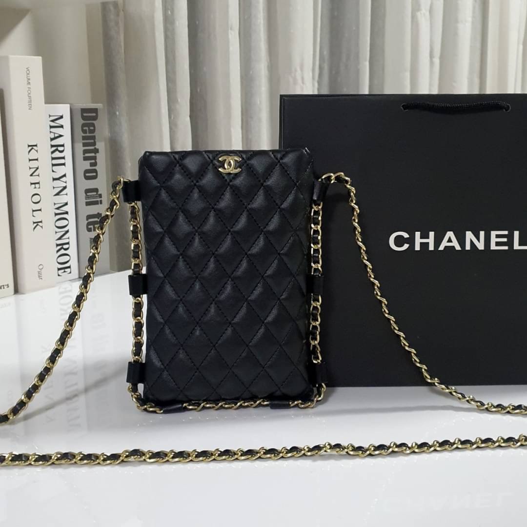 Chanel classic mini quilted with leather chain / CHANEL VIP GIFT CROSSBODY CHAIN BAG / Chanel Phone Bag กระเป๋าทรงสะพายข้าง ที่กำลังมาแรงมาในตอนนี้ ตัวกระเป๋าเป็นกระเป๋าสตางค์หนังพียูพรีเมี่ยม อะไหล่ทองทั้งใบ ด้านหน้าประดับโลโก้ CC สุดหรู