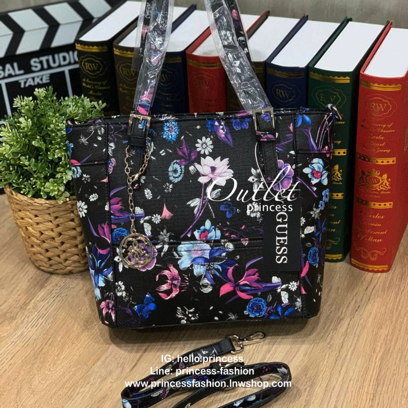 GUESS Women's Medium Floral Tote Bag กระเป๋าถือ คล้องไหล่หรือสะพาย ขนาดกลาง วัสดุหนังpu ลายดอกไม้ชนิดต่างๆรอบใบ เปิดปิดใช้งานด้วยซิปเดียวด้านบน ภายในมีกว้างใส่กระเป๋าสตาวค์ยาว มินิไอแพคได้ หูจับและสายสะพายปรับระดับได้ มาพร้อมกุญแจโลโก้guess สวยน่ารัก