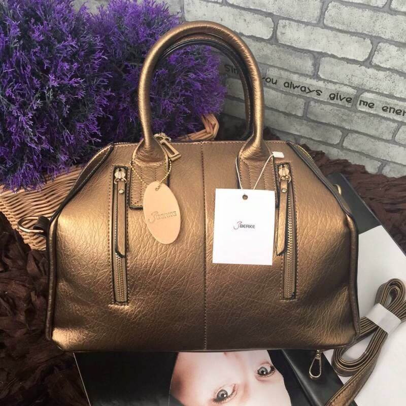 ใหม่ล่าสุด ทางร้านได้กระเป๋า แบรนด์ Berke ทรง Office hand bag มาฝากด้วยน๊า ตัวกระเป๋าหนังผิวสัมผัสคล้ายหนังแท้ ลายหน้งชัด สวยเวอร์ ดีเทลมีสไตด์มาก #ใบจริงสวยเวอร์ จุของคุ้ม ไม่หนักมาก #จุดเด่นภายในมีแบ่งช่องเก็บของได้ หลายช่องมาก สาวๆ ที่ของเยอะใบนี้ เลยค