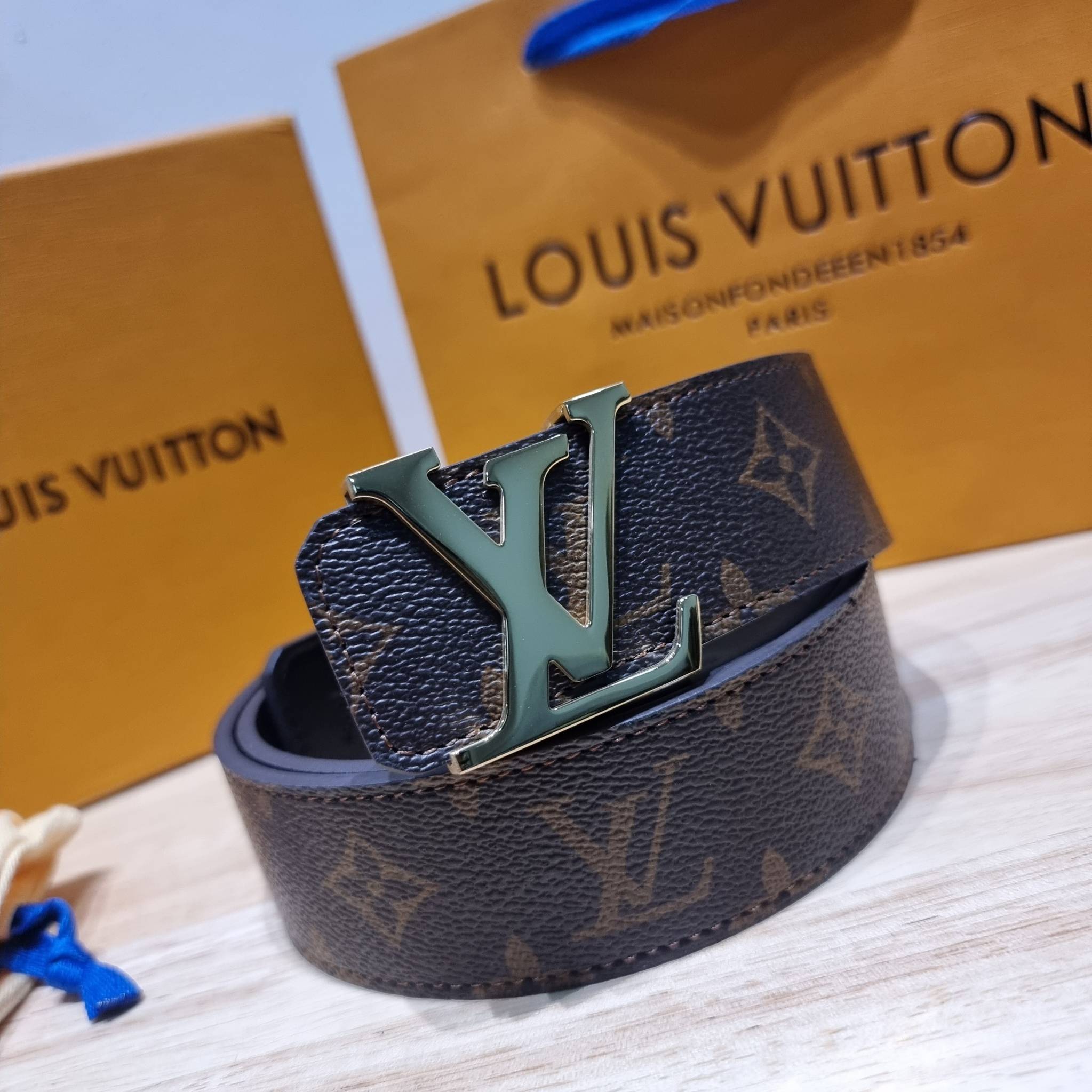 LV Belt Monogram / Silver- Gold เข็มขัดสุดคลาสสิค เรียบง่าย ผู้ดี เป็นซิกเนเจอร์ ด้วยดีไซน์ที่เป็นอมตะ หัวเข็มขัด solid steel อะไหล่ทองและอะไหล่เงินโดดเด่น