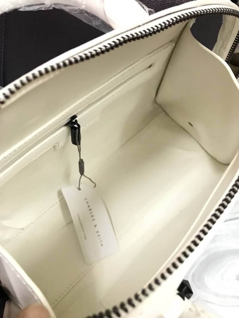 CHARLES & KEITH DOUBLE ZIP TRAPEZE (M) Best seller! กระเป๋าถือหรือสะพาย ขนาดกำลังดี น้ำหนักเบา ด้านบนเปิดปิดด้วยซิปคู่ ภายในบุหนัง จุได้เยอะ ใส่ mini iPad,กระเป๋าสตางค์ยาวได้ มีช่องเล็ก และช่องซิป มีแผ่นรองฐานวางอยู่ทรง มาพร้อมสายสะพายยาว ถอด ปรับระดับได้