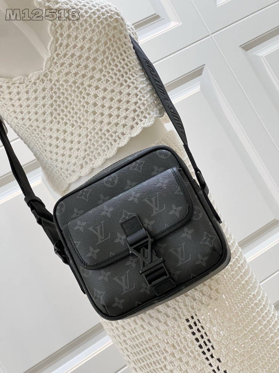 สลับแท้ LV Getaway Messenger Monogram Eclipse Bag กระเป๋าแมสเซนเจอร์ แคนวาสขนาดกะทัดรัดสมบูรณ์แบบสำหรับสุภาพบุรุษ กระเป๋าสะพายเฉียงผสานดีไซน์มีระดับเข้ากับความสะดวกสบายอย่างลงตัว
