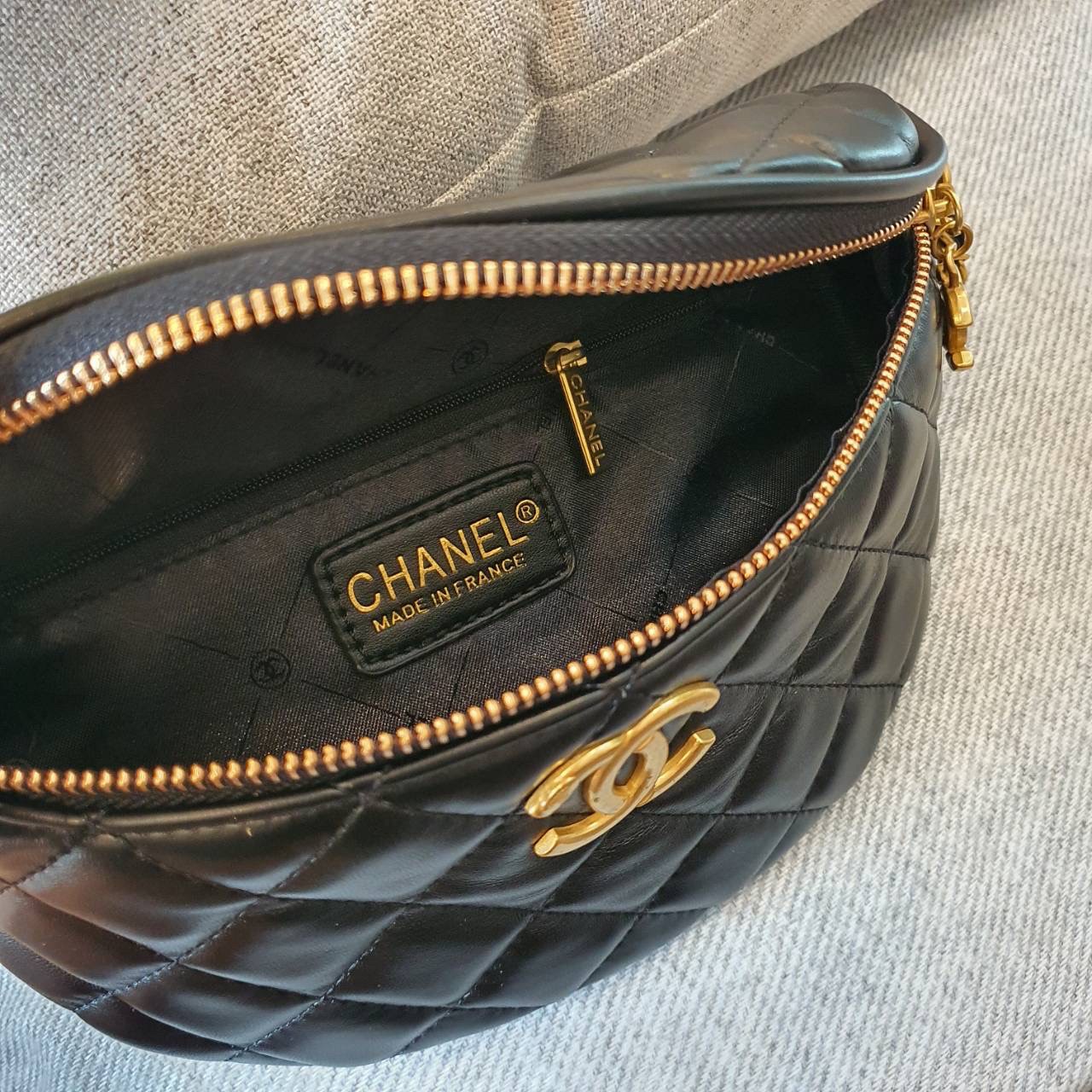 Chanel Belt bag black / CHANEL VIP GIFT CAVIER BAG CHANEL VIP GIFT BAG กระเป๋าคาดอกสุดเก๋ ที่กำลังมาแรงมาในตอนนี้ ตัวกระเป๋าเป็นหนังพียูพรีเมี่ยม อะไหล่ทองวินเทจทั้งใบ ด้านหน้าประดับโลโก้แบรนด์ เปิดปิดด้วยซิปยาว ด้านในใส่กระเป๋าสตางค์สั้นได้ มาพร้อมสายยาว