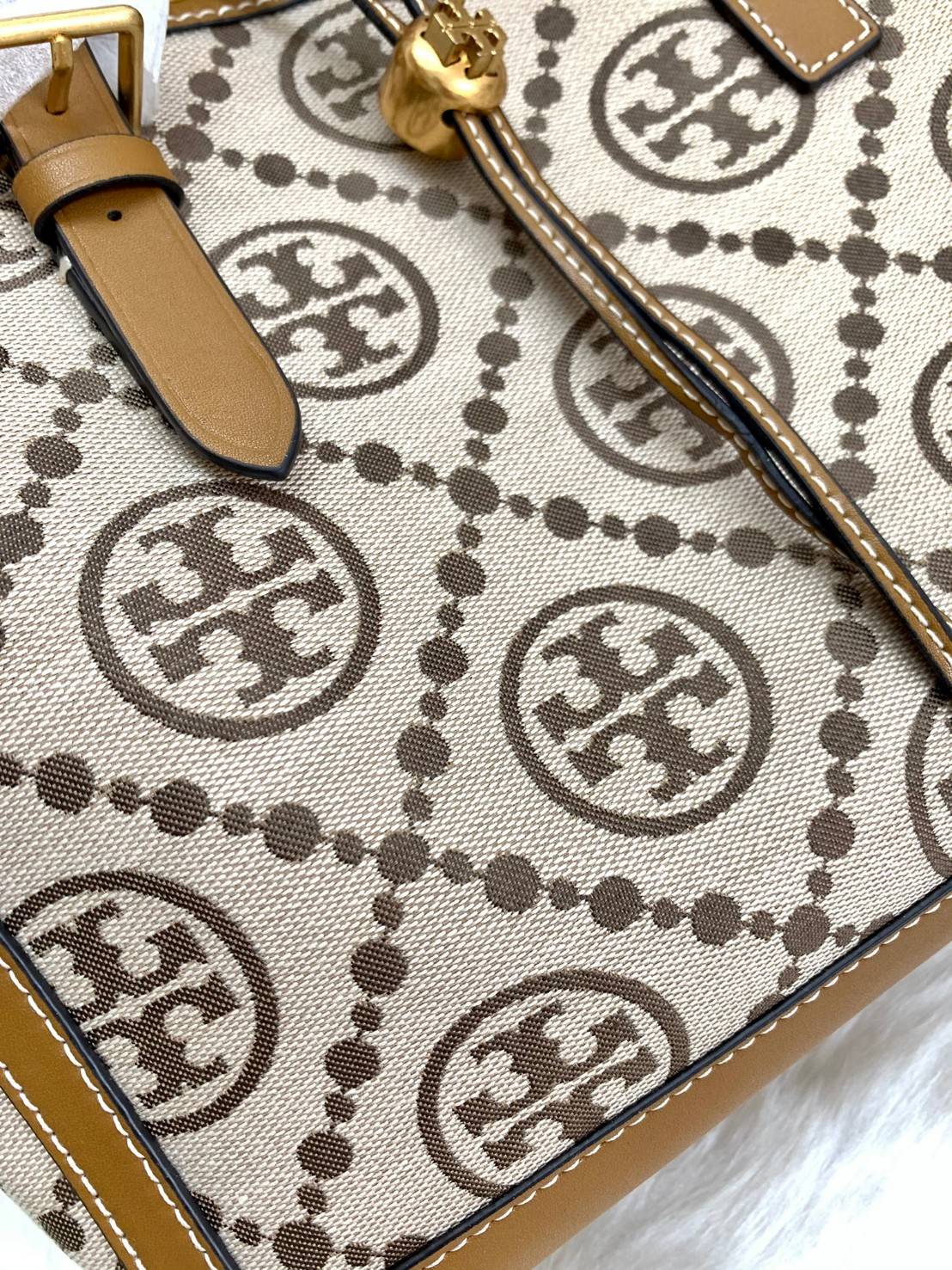 OUTLET 】Tory Burch T Monogram Jacquard Tote Bag ใบใหญ่ใส่จุมากค่ะสาวๆ! พร้อมส่ง! กระเป๋าที่สามารถใช้ได้กับทุกๆวัน วัสดุJacquard+หนัง ได้ลงตัว สวยงามค่ะ ปากกระเป๋าแบบหูรูด ที่จับอะไหล่แบรนด์สวย ภายในกระเป๋ากว้างมากๆ สาวๆที่สัมภาระเยอะนี่หายห่วงไปเลยค่ะ มีช