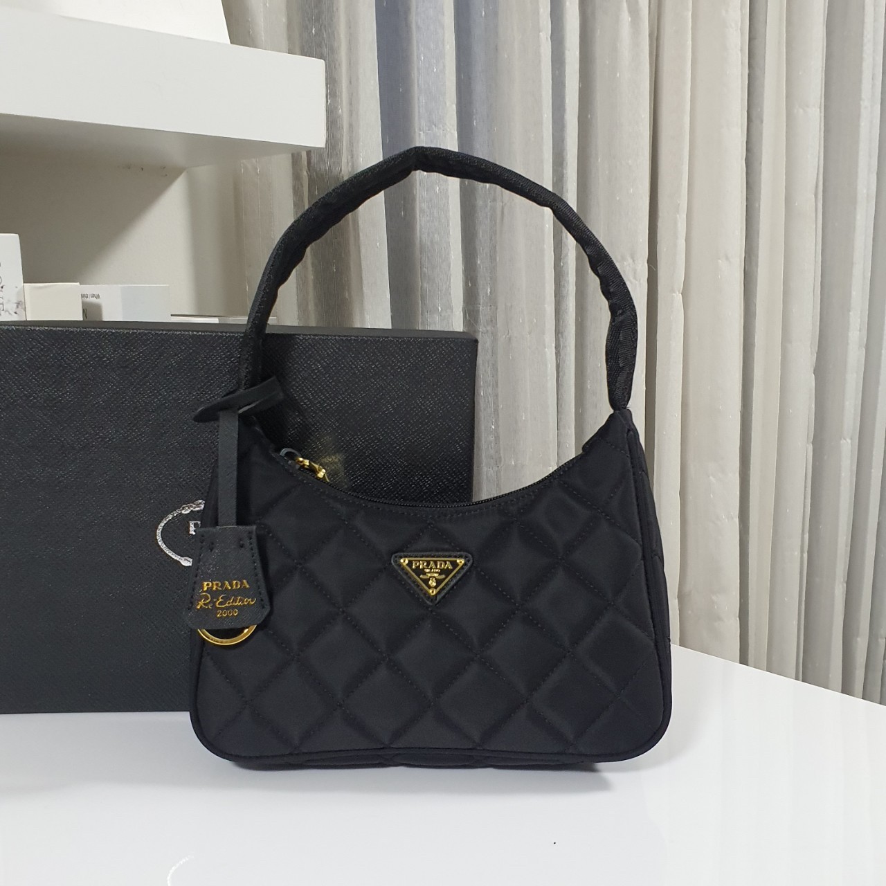 PRADA HOBO triangle motif padded bag รุ่นใหม่ล่าสุด!! PRADA NYLON HANDBAGS ขนาดกะทัดรัด อะไหล่ทอง วัสดุทำจากผ้าNylon ลายตาราง อย่างหนา อยู่ทรง กันน้ำได้ หายห่วงคะ