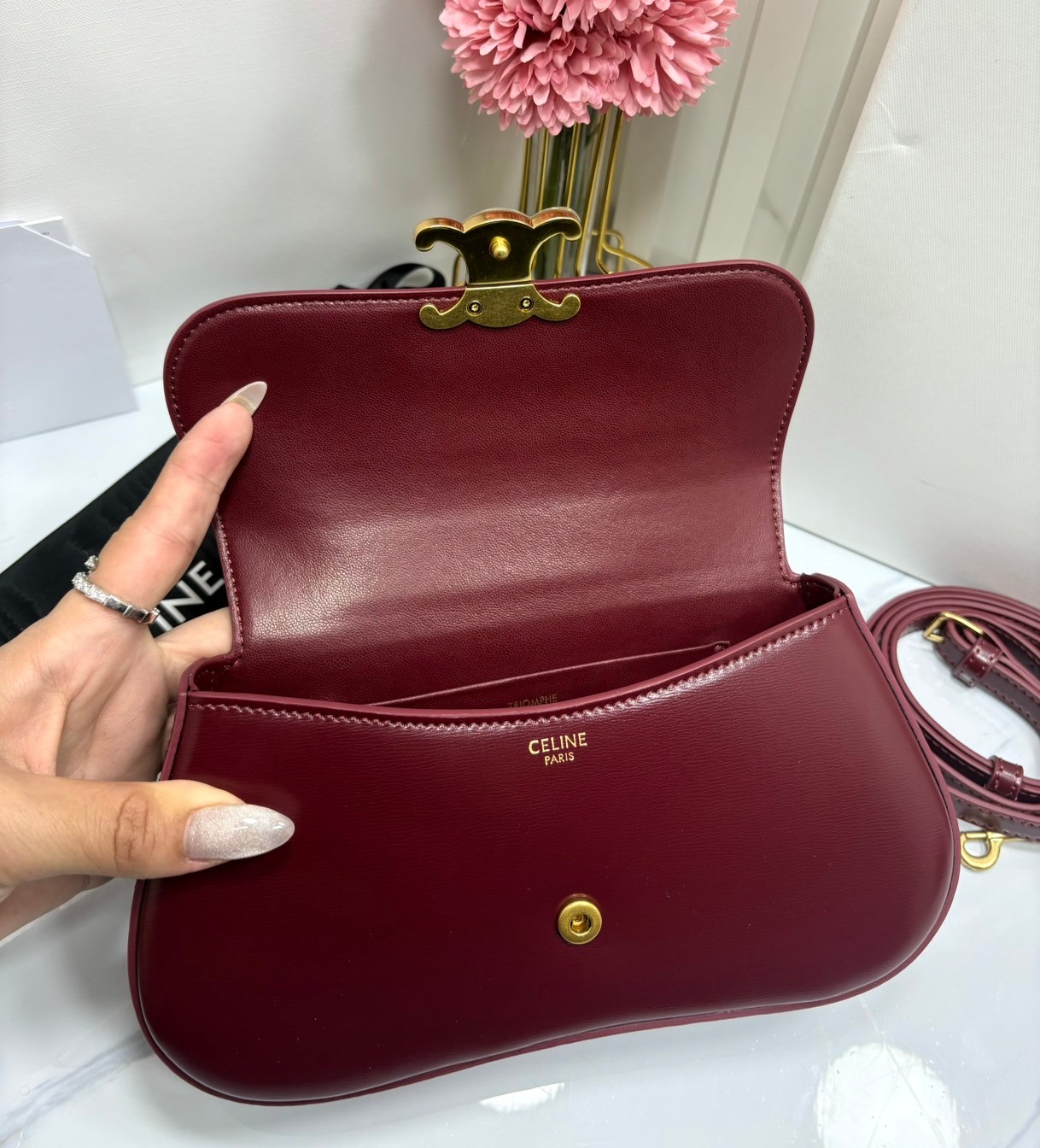 CELINE LOLA TEEN bag in glossy leather กระเป๋าทรงโฮโบรุ่นใหม่ หนังแท้ขึ้นเงาสวยก่อนใคร ดีไซส์ใหม่มุมโค้งมน สวยละมุนเป็นคุณหนูน่าทะนุถนอม มีหูจับและสายสะพายยาว