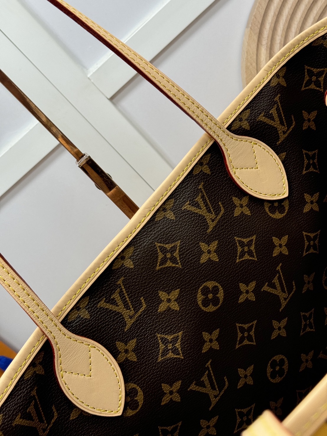 LV Neverfull Bandoulière Inside Out MM กระเป๋าทรงโท้ทรุ่นใหม่ล่าสุด ใช้ได้ 2 ด้าน ภายในสีสดใสมีชีวิตชีวา เป็นการรังสรรค์สุดท้าทายครั้งใหม่ของกระเป๋ารุ่นไอคอนิกจากหลุยส์ ที่สุดของความหรูหรา