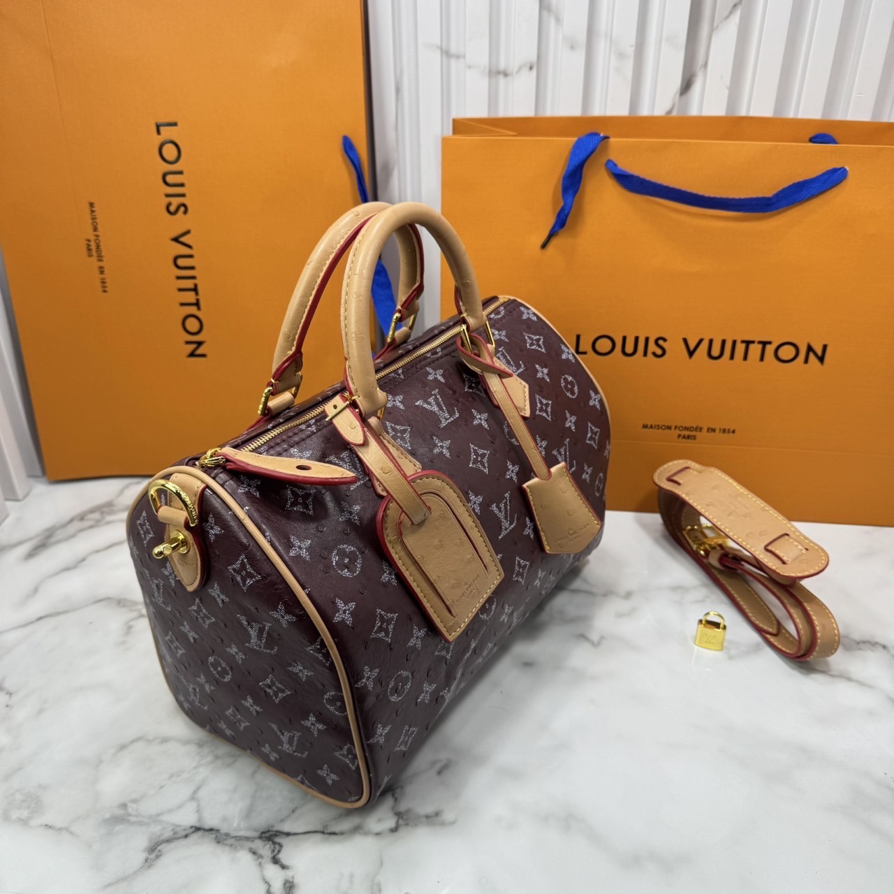 ORI หนังแท้ | LV Speedy P9 Bandoulière 30 Bag กระเป๋าสะพายทรงหมอนสปีดี้ใบใหญ่ คอลใหม่ล่าสุดหรูหราโดดเด่น แต่งลายนูนเพิ่มเท็กเจอร์เต็มใบ รูปทรงใช้งานง่ายสวยตลอดกาล