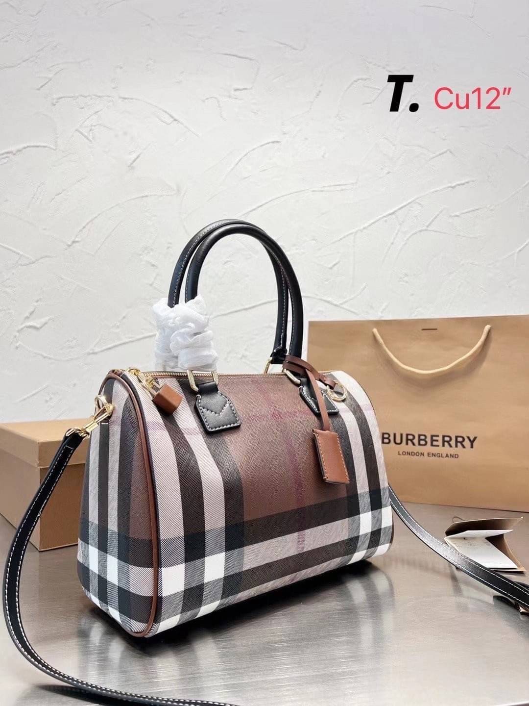 Burberry medium check bowling bag 12" / Burberry Coated fabric boston bag / BURBERRY FRAGRANCES VINTAGE BOWLING BAG กระเป๋าสะพายใบใหญ่ จุของได้เยอะ ลายวินเทจ โทนสีใช้งานง่าย Vintage Signature สวยหรูสุดคลาสสิค