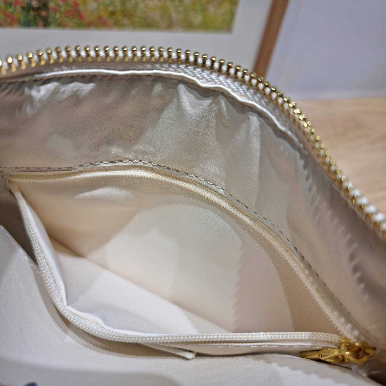 PRADA MEDIUM LEATHER HANDBAG กระเป๋าสะพายไหล่ดีไซน์เก๋และมาแรงมาก สาวๆหนุ่มๆติดแกลมต้องไม่พลาด สวยดูแพง เกรดวีไอพี ไฮเอน 1:1 ใช้งานต่างประเทศได้