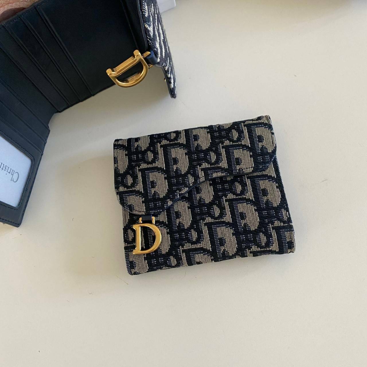 VIP 】DIOR WALLET MONOGRAM SADDLE LOTUS กระเป๋าสตางค์ 3 พับ วัสดุหนังแท้ และผ้า Jacquard อย่างดี ทอสวยงามที่สุด ผสมผสานความสง่างามและคลาสสิกที่เข้ากับยุคสมัย ด้านหน้าโดดเด่นด้วยซิกเนเจอร์ของ Christian Dior อะไหล่สีทองอ่อน เงางาม เป็นอีกหนึ่งรุ่นที่ดาราเชเล
