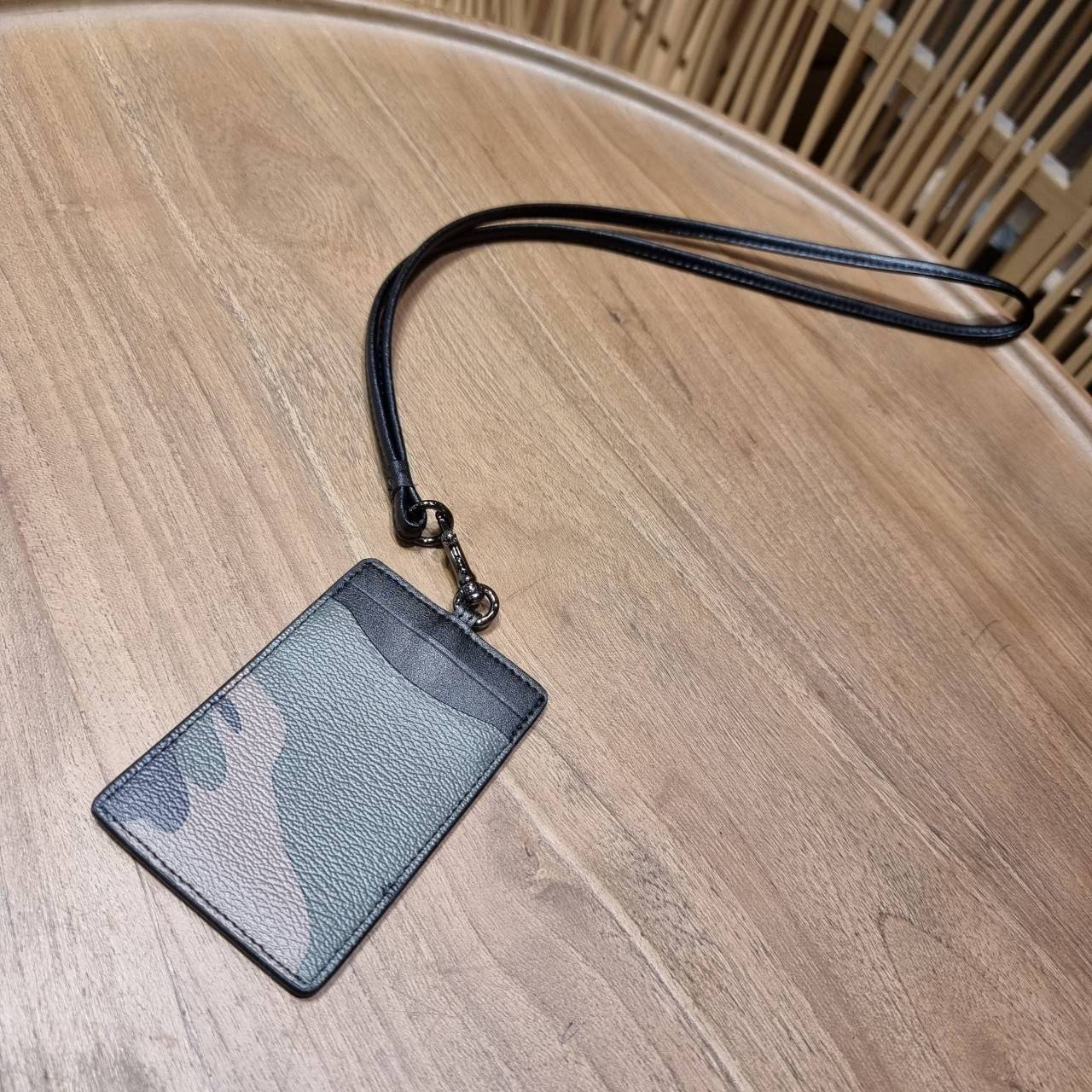 COACH C3305 ID LANYARD IN COLORBLOCK SIGNATURE CANVAS ง่ายๆแบบไม่ธรรมดา!! คลาสสิคแต่มีดีเทลโดดเด่น!! กระเป๋าถนอมบัตร พร้อมสายคล้องคอ ดีไซน์ลวดลายสวย ดูดีทุกแบบ ใช้งานง่าย พกพาสะดวก จะใส่บัตรพนักงาน บัตรเครดิต บัตรปชช. ใบขับขี่ และบัตรอื่นๆที่อยากจะใส่!! ต