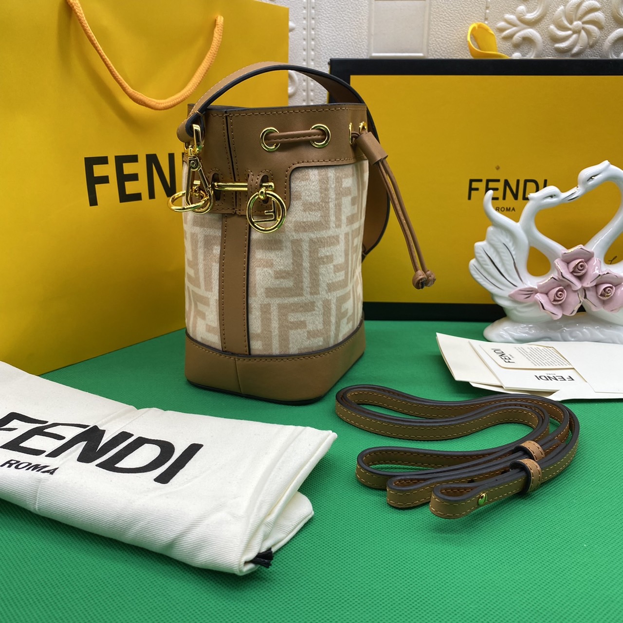 FENDI MON TRESOR MINI BAG รุ่นใหม่ล่าสุด น่ารักมากค่ะ กระเป๋าถือหรือสะพายไหล่ทรงขนมจีบสุดคลาสสิก วัสดุหนังแท้สลับผ้ากำมะหยี่พิมพ์ลายอย่างดี ลวดลายเอกลักษณ์ตามแบบฉบับแบรนด์ สวยหรู ดูแพง คุณนายสุดไปเลยค่า ถือแล้วสวยมากๆ จุของได้กำลังดี ทรงนี้ต้องมีติดตู้ไว้