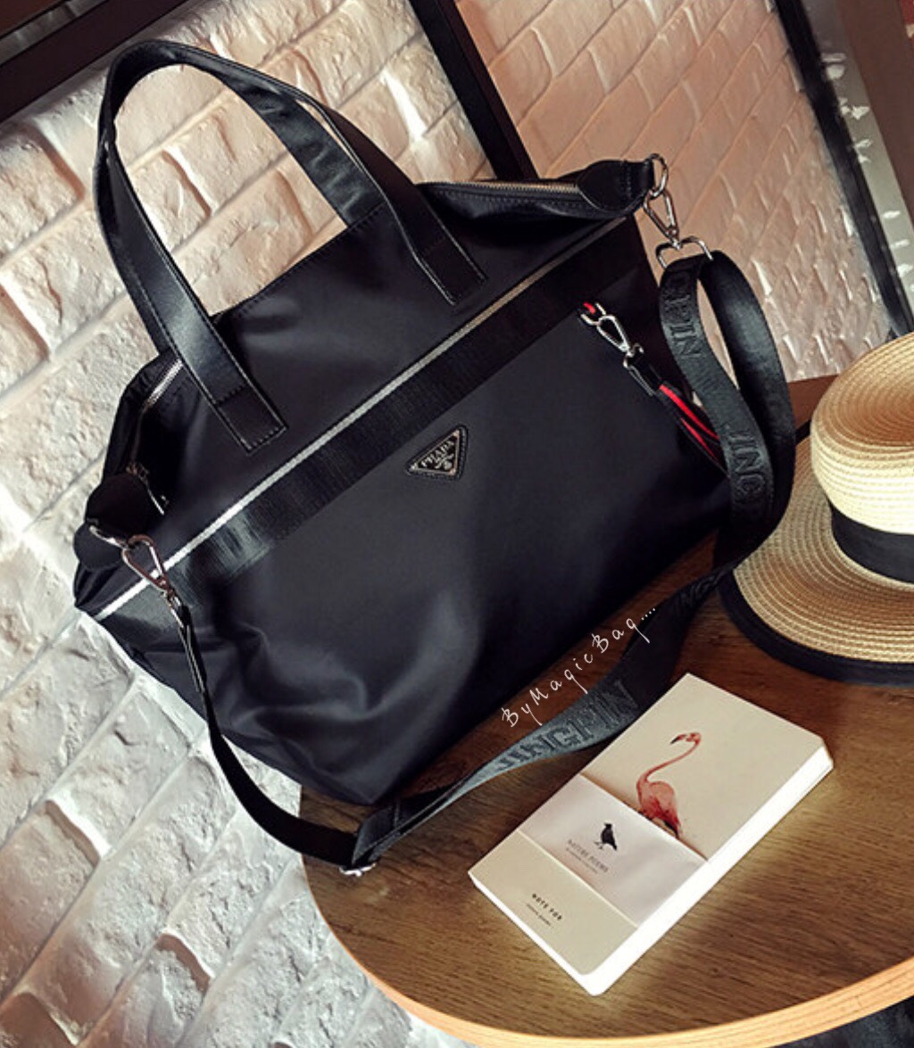 💕Prada💕 ใครกำลังมองหากระเป๋าใบใหญ่ ใส่ของเดินทางไปต่างจังหวัดได้ ขอแนะนำใบนี้เลยค่า เข้ากระแสมาก จุของได้เยอะสุดๆ งานติดโลโก้ ดูแพงมากๆ งานสวยผ้าไนล่อนอย่างหนา ดูมีราคาไม่ไก่กานะคะ สกรีนด้านหน้า อย่างดี สีไม่หลุดลอกง่าย น้ำหนักกระเป๋าเบา ใ