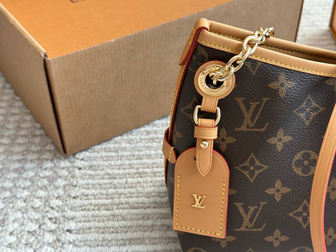 LV CarryAll BB bag กระเป๋าสะพายแครี่ออล ไซส์ใหม่ ดีไซส์ใหม่สุดไอคอนิกปรับโฉมใหม่ประจำฤดูกาลในดีไซน์สุดชิค ตกแต่งสายโซ่สีทองงดงามด้วย Monogram Flower