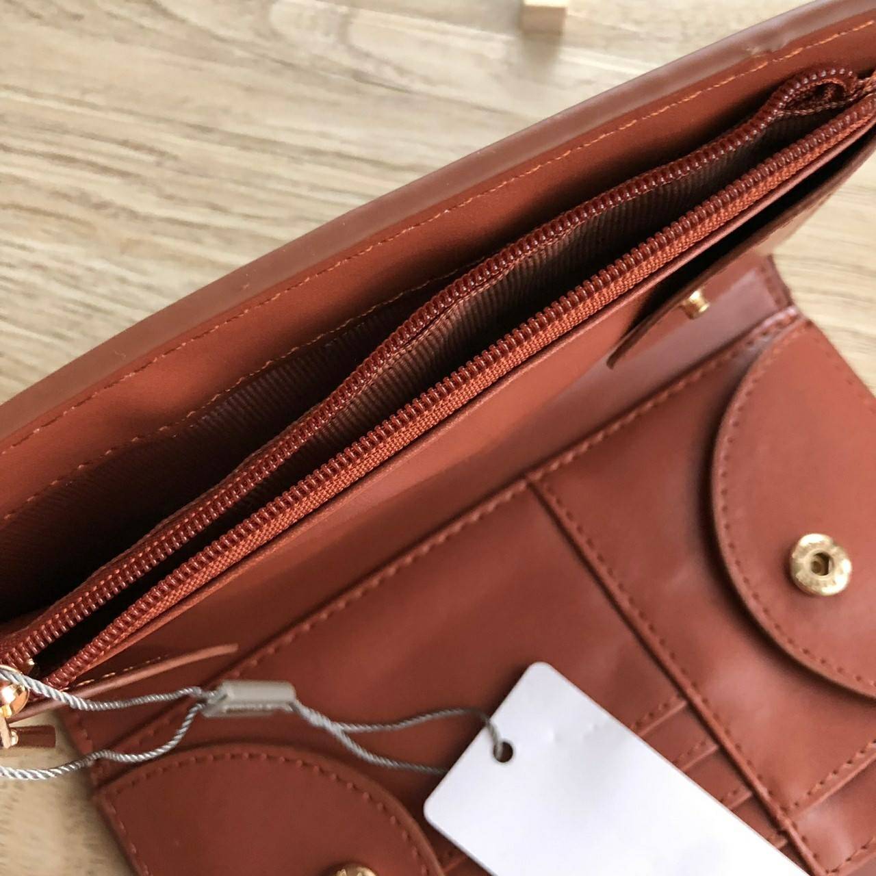 Charles & Keith Front Flap Wallet กระเป๋าสตางค์ มาพร้อมสายโซ่สลับหนัง เปิด - ปิดกระเป๋าด้วยกระดุม ด้านในมีช่องหลายช่อง แยกเก็บของได้เป็นสัดส่วน และมีช่องซิป 1 ช่องค่ะ ด้านหลังมีช่องอีก 1 ช่อง มาพร้อมสายโซ่สลับหนังยาวประมาณ 114 cm สามารถถอดได้ (ปรับไม่ได้ค