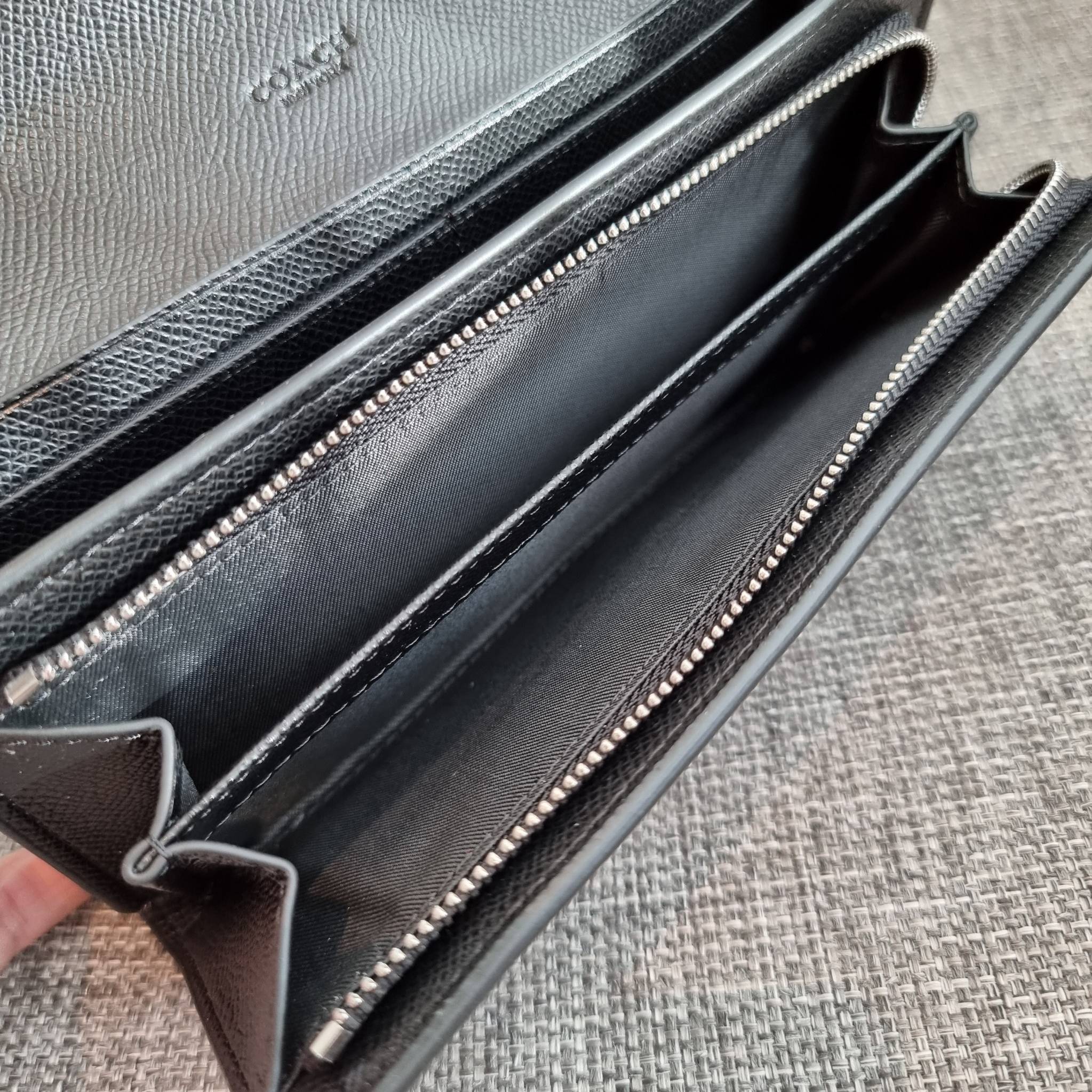 OUTLET 】COACH F31562 SLIM ENVELOPE WALLET IN SIGNATURE CANVAS WITH CHERRY PRINT คอลเลคชั่นใหม่ล่าสุด ต้อนรับนิวเยียร์ไปเลย!! 🍒🎊 กระเป๋าสตางค์รุ่นขายดี ทรงจดหมายรุ่นฝาพับ ดีไซน์ลายเชอร์รี่ น่ารักสดใส วัสดุหนังแคนวาสเคลือบลาย ภายในใส่มือถือไ