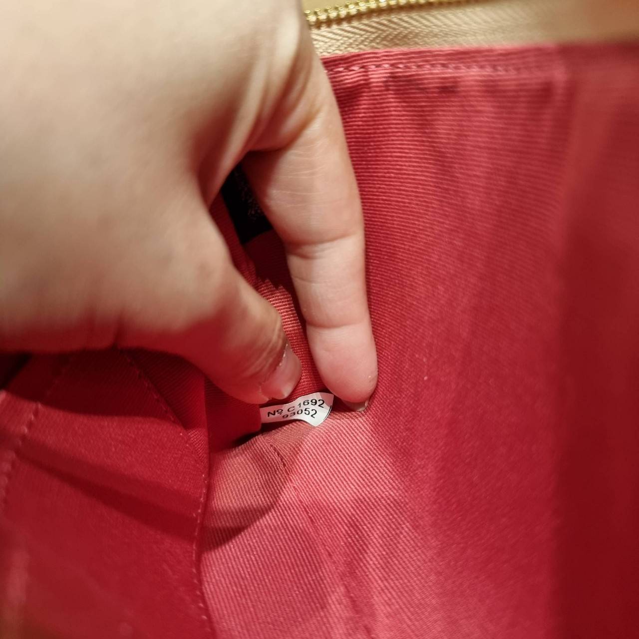 COACH 2972 CORNER ZIP WRISTLET IN SIGNATURE CANVAS WITH BUTTERFLY PRINT มาแล้วจ้า ไอเท็มสุดปัง!! ฮิตไม่เลิก!! พร้อมลวดลายสุดคิ้วท์ น่ารักน่าใช้ขึ้นไปอีก กระเป๋าคล้องมือ ขนาดเหมาะพกพา วัสดุหนังแคนวาส ภายในเป็นช่องโล่ง ใส่ธนบัตร หรือใส่บัตร ใส่เหรียญ ได้หมด