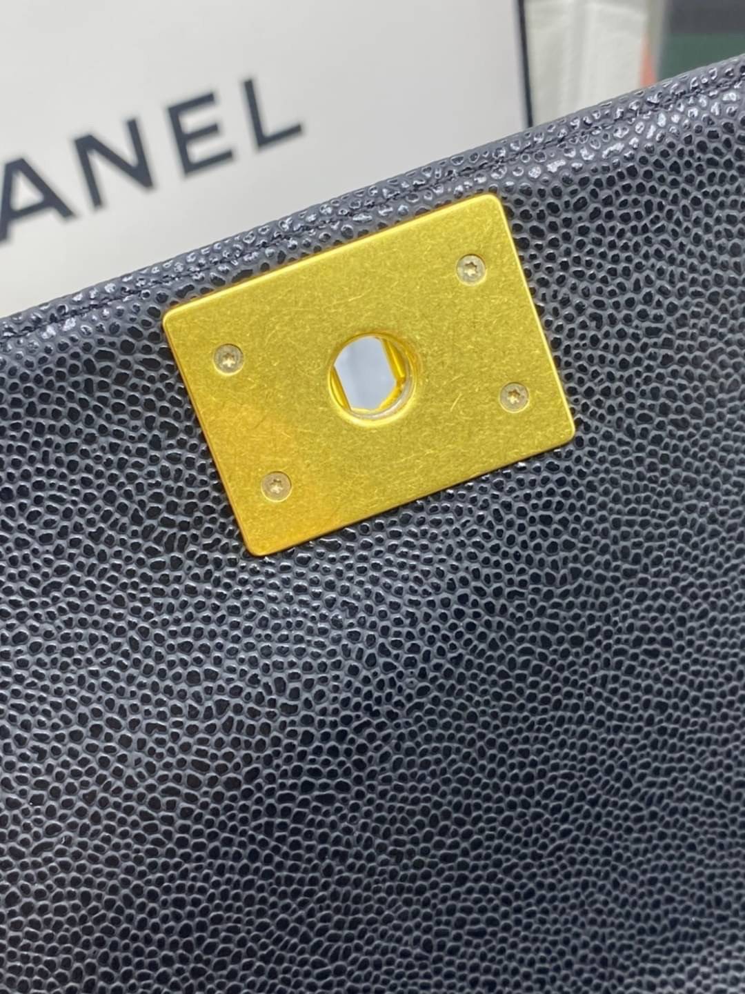 หนังแท้ CHANEL BOY 10" หนังคาเวียร์ อะไหล่เงิน/ทอง พร้อมส่งที่ไทย หนังลูกวัวแท้ อะไหล่โลหะสีรูทีเนียม สวยคลาสสิกทุกยุคสมัย เกรดออริจินอล 1:1 ภาพสินค้าถ่ายจากงานขายจริง ใช้งานต่างประเทศได้