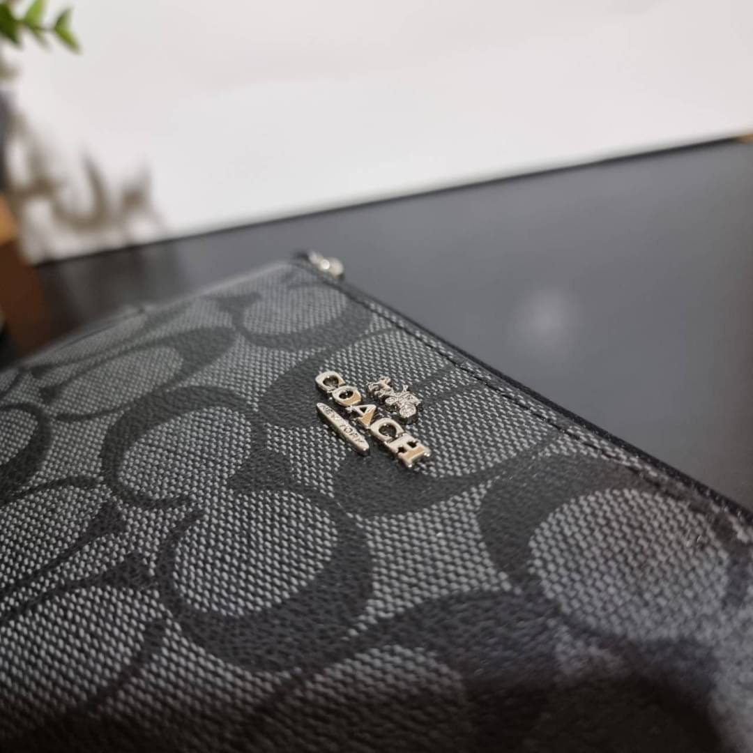 COACH F87591 DOUBLE CORNER ZIP WALLET IN SIGNATURE COATED CANVAS คล้องมือรุ่น 2 ซิป!! มาแล้วจ้า 🌟🤗 ไซส์นี้คือเหมาะมือจริงๆ พกง่ายเช่นเคย ไม่ต้องกังวลว่าจะเกะกะหรือกินพื้นที่กระเป๋าหลัก วัสดุหนังแคนวาสเคลือบลาย มีช่องหลักแยก 2 ช่อง ภายในบุผ