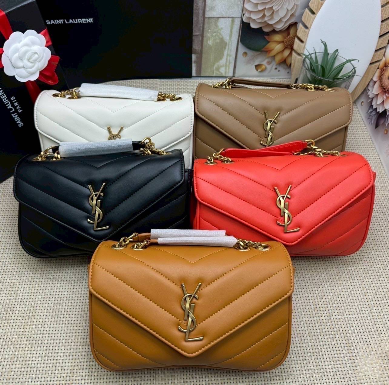 ORI หนังแท้ | YSL LOULOU small in MATELASSÉ กระเป๋าสะพายสายโซ่าีทองหรูหรา งานหนังแท้เนื้อนุ่มตะเข็บเย็บลายเชฟรอนสวยหรูโดดเด่นเป็นเอกลักษณ์ 🤍 เกรดออริจินอล หนังแท้