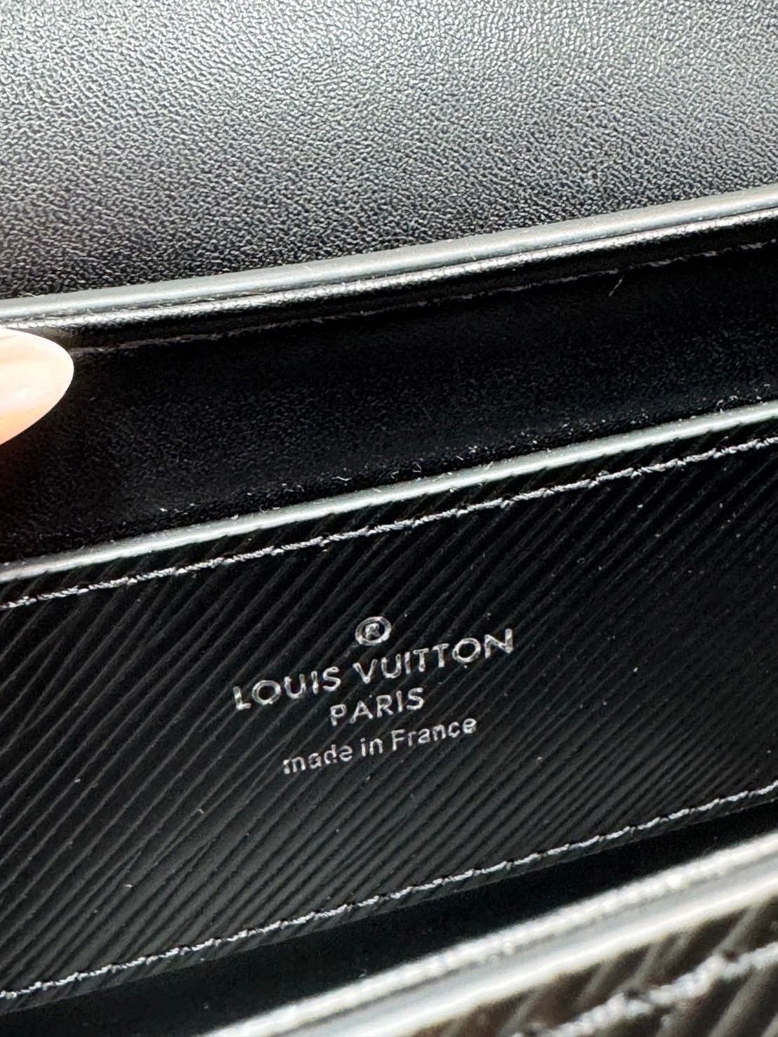 ORI หนังแท้ | LV Twist West Bag กระเป๋าสะพายหนัง Epi ลายเกรน สุดคลาสสิกมาดีไซน์ใหม่ในรูปทรงยาวเผยลุคมีระดับเหนือกาลเวลา ความหรูหราเข้ากับสตรีตสไตล์