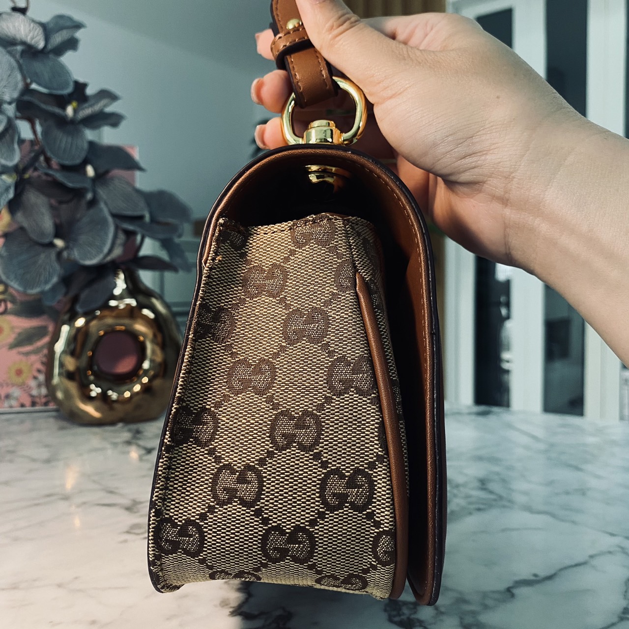 Gucci Blondie small top handle bag กระเป๋าสะพายรุ่นใหม่สุดไอคอนนิก งานหนังสวยมาก มีกลิ่นหอมอ่อนๆ เหมาะมากสำหรับของขวัญปีใหม่นี้ จะให้ตัวเองหรือให้เป็นของขวัญก็ดีงามมากๆ