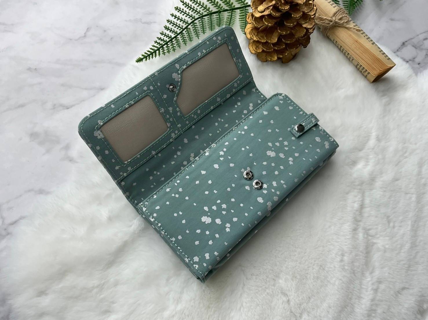 กระเป๋าสตางค์ยาว 3 พับตอน Kipling Brownie long tri-fold wallets กระเป๋าสตางค์ยาวแบบ3พับตอน วัสดุกันน้ำ เปิดปิดด้วยกระดุมแป๊ก มีช่องใส่ธนบัตรหลายช่อง ช่องเสียบการด์ได้ถึง13ช่องลายจุด และใส่รูปภาพได้อีก2ช่อง ช่องซิปใส่เหรียญ ช่องธนบัตร 3 ช่อง ที่จับหัวซิปปั