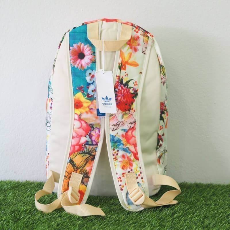 Adidas backpack กระเป๋าเป้สะพายหลัง วัสดุ polyester กันน้ำ ในตัวกระเป๋า มีช่องสำหรับใส่ Notebook , Tablet สายเป้บุนวม สะพายไม่เจ็บค่ะ จะใช้ไปเรียน ไปยิม หรือไปเที่ยวก็เหมาะค่ะ