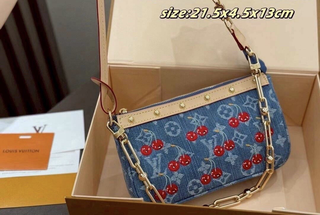 LV x TM Pochette Accessoires bag Monogram cherry denim 20cm กระเป๋าถือทรงพอชดีไซน์สวยอัพลุคไฮน์ ถือหรือคล้องไหล่ได้สวยและโดดเด่นมีชีวิตชีวา ด้วยเดนิมวินเทจปักลายเชอร์รี่สีสันสดใสสะดุดตาสะท้อนสไตล์ไอคอนิก