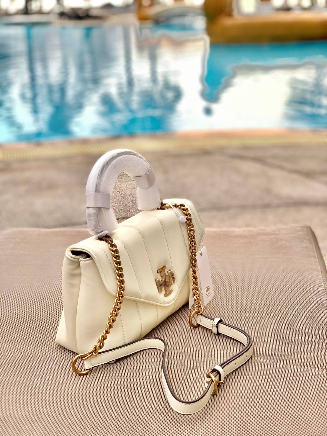 TORY BURCH KIRA QUILTED SMALL BAG พร้อมส่งที่ไทย ไม่ผิดหวังแน่นอนค่ะ! กระเป๋าหิ้วหรือสะพายข้างได้ วัสดุหนังแกะแท้ทั้งใบ ((หนังแกะจะมีคุณภาพดีเงานิ่มและแพงกว่าหนังวัวจ้า)) หนังนิ่มสวยงามมากๆค่ะ เปิดปิดกระเป๋าแบบหมุนล็อคแบบโลโก้แบรนด์ ใช้อะไหล่คลาสสิคดูหรูเ