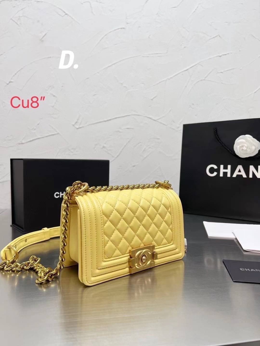 CHANEL BOY 8" กระเป๋าสะพายทรงคลาสสิค มีงานหนังเรียบ และหนังคาเวียร์ อะไหล่เงิน/ทอง ตามรูป สวยหรูมาแต่ไกล สามารถสะพายออกงานได้หลายโอกาส สวยงามไม่ผิดหวังค่ะ
