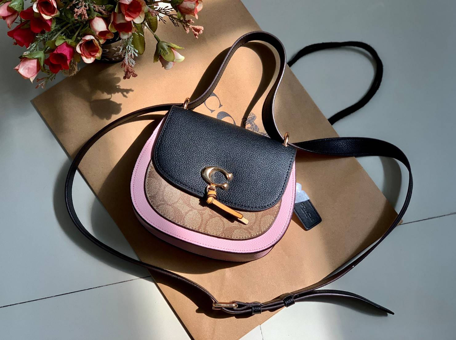 OUTLET 】COACH REMI SADDLE BAG IN COLORBLOCK ((1330)) รุ่นแนะนำ คลาสสิคน่าใช้มากๆ วัยใสๆใช้ดีค่ะ 😘 พร้อมส่งที่ไทยอีกครั้ง! กระเป๋าสะพายข้าง//ครอสบอดี้ร์//หรือทบเป็นสายคู่สะพายไหล่ได้ค่ะ แล้วแต่ชอบเลยค่ะ! วัสดุหนังแท้ ลายหนังสวยมากๆค่ะรุ่นนี้ หลงรัก