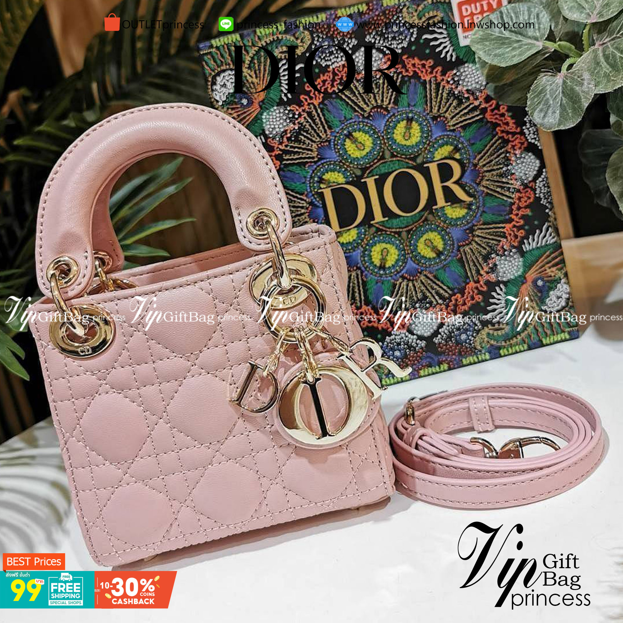 VIP 】CHRISTIAN DIOR MINI BAG VIP GIFT วัสดุหนังแท้ Calfskin ทรงเหลี่ยมหนังสวยหรูอยู่ทรงขึ้นลายเอกลักษณ์แบรนด์ ประดับTAGห้อยโลโก้แบรนด์อะไหล่ทองด้านหน้า เปิดปิดด้วยฝาปิด ภายในโล่งมีโลโก้สามารถใส่มือถือของจุกจิกได้ หูจับถนัดมือ สายสะพายหนังยาวถอดได้ปรับระดั