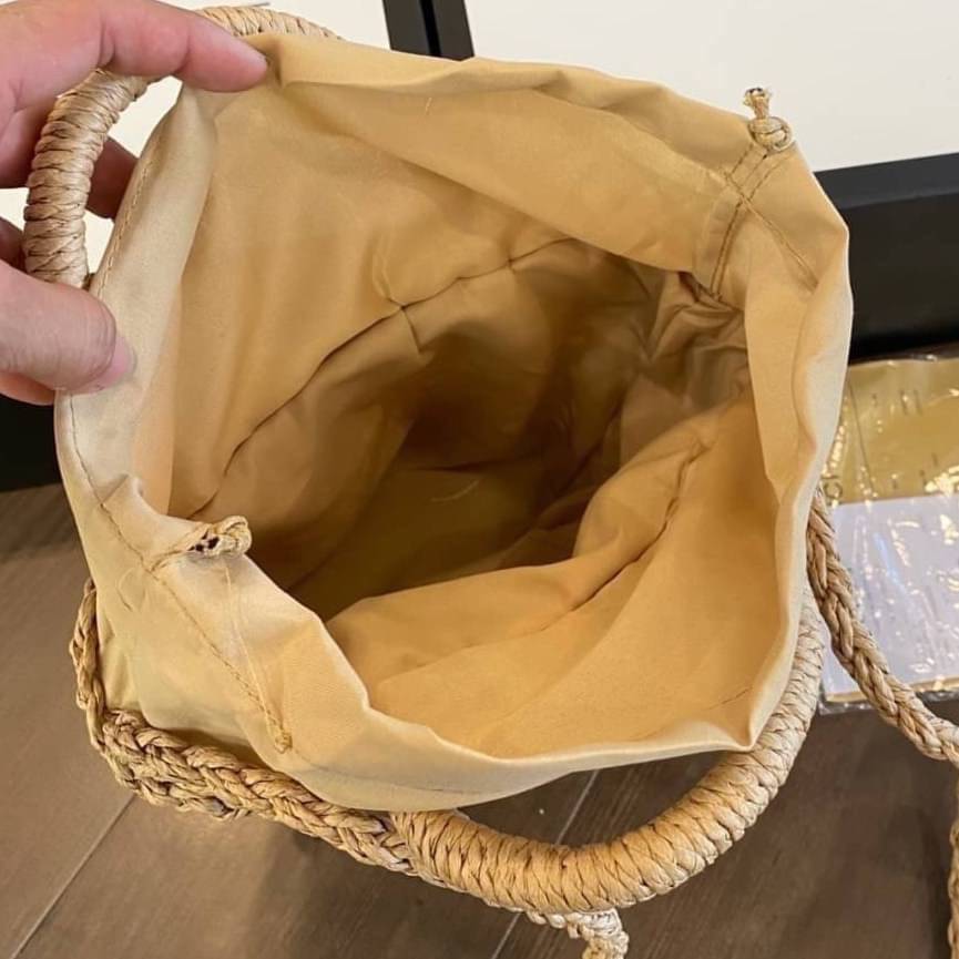 VIP 】กระเป๋าสานมาใหม่Gucci พร้อมสายถักและหูจับ โลโก้แบรนด์ และโบว์แบรนด์ สวยมากค่ะ ขนาด 7”