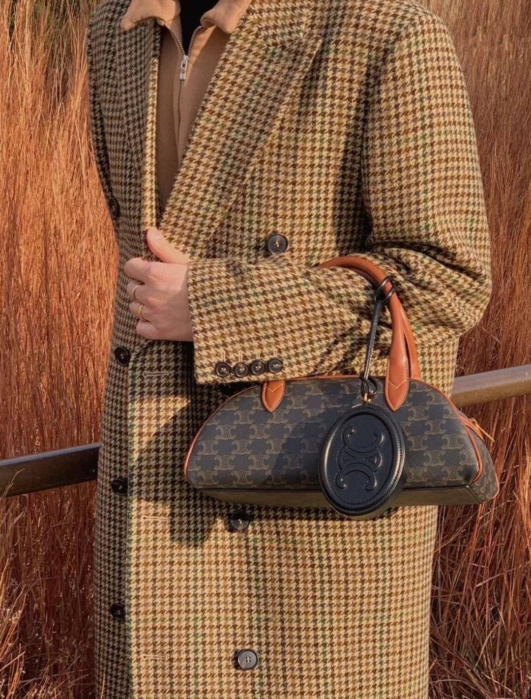 VIP 】CELINE VINTAGE BAG 2021 handlebag canvas งานหนังแท้ผสมแคนวาส โดดเด่นไม่เหมือนกับลวดลายแคนวาสที่เป็นเอกลักษณ์แบรนด์แบบไม่เหมือนใครให้ด้วยความเรียบหรู เหมาะสำหรับการใช้งานในชีวิตประจำวันเป็นอย่างมาก