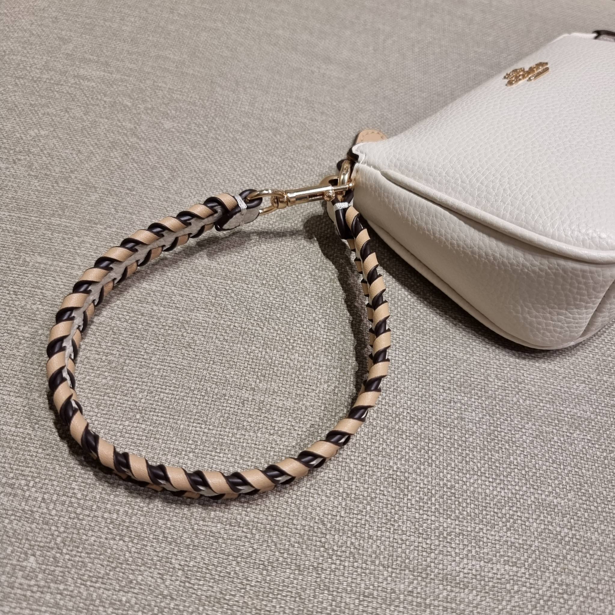 COACH C4233 NOLITA 19 WITH WHIPSTITCH คอลเลคชั่น rare item น่ารักน่าใช้ ในสไตล์คลาสสิค กระเป๋าทรงพอชขนาดมินิ ที่สามารถสะพายไหล่ และกึ่งคล้องมือใช้ได้ 2 สไตล์ ปรับสายให้มาเกี่ยวฝั่งเดียวเพื่อใช้เป็นคล้องมือ หรือปรับเกี่ยวอีกฝั่งใช้คล้องแขน คล้องไหล่ก็เก๋มา