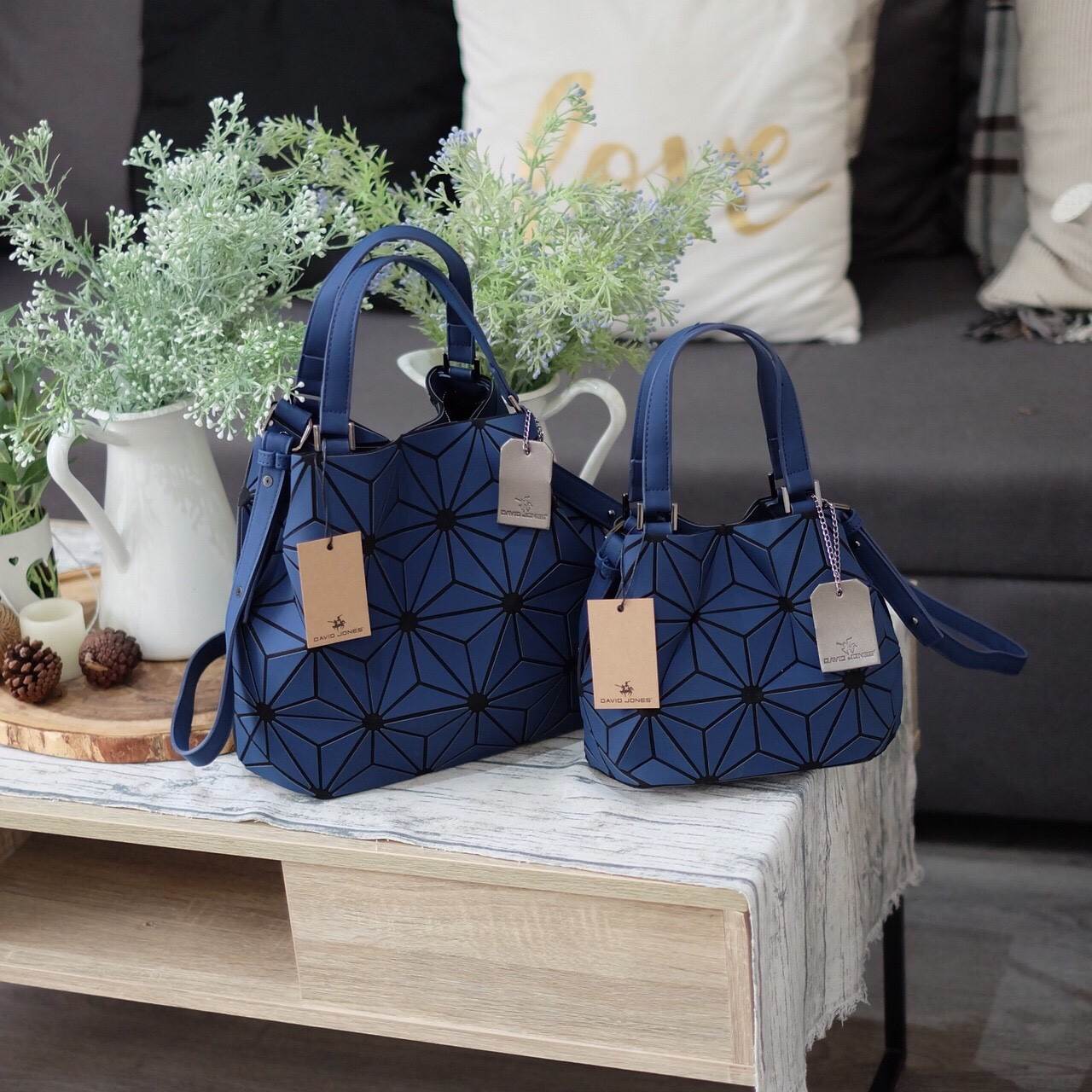 New Collection ka ' Matte Color ' ✨✨ สีด้าน มีให้เลือกถึง 4 สี 🍭🍭แถมยังลาย Limited edition หายาก 👍ปรับทรงได้ 2 แบบ น่ารักมาก จากแบรนด์ David Jones กระเป๋าสะพายข้างดีไซน์เกร๋มาก สีสวยหรูมาก ขนาดกะลังดีเลย น้ำ