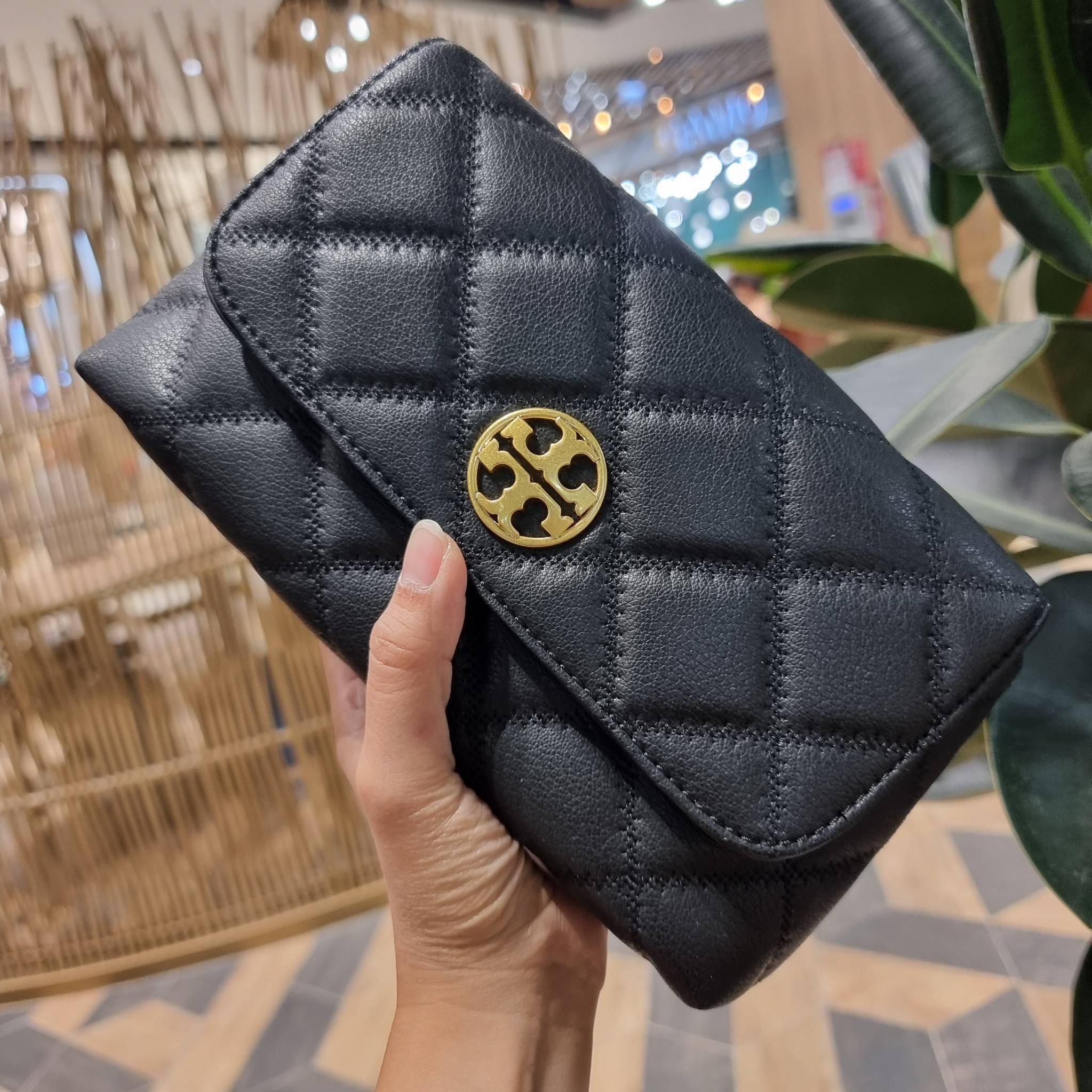 TORY BURCH WILLA MINI SHOULDER BAG ใหม่ล่าสุด พร้อมเสิร์ฟไม่ต้องรอพรีฯ กระเป๋าสะพายดีไซน์เลิศ ทรงสวย กะทัดรัด สะพายคล่องตัว ดีไซน์บุนวม เส้นคมสวยหรู