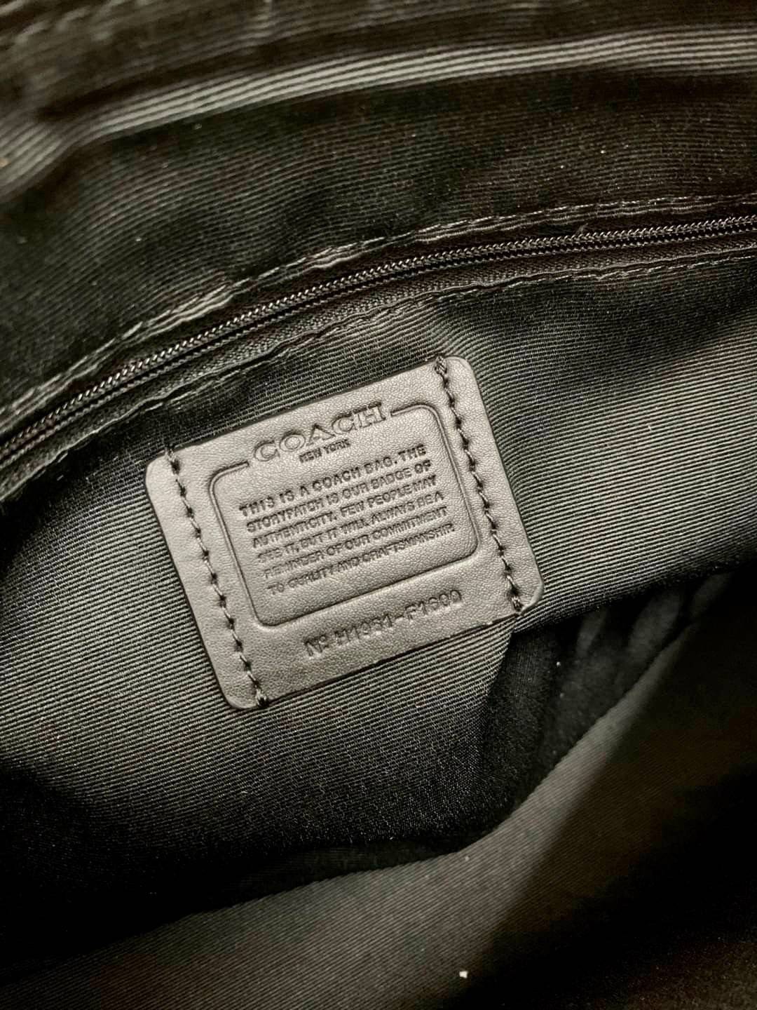 COACH SMALL MARLON SHOULDER BAG ((1600//1597)) 🌈พร้อมส่งที่ไทยอีกครั้ง ตามคำเรียกร้อง ห้ามพลาด! กระเป๋าหิ้ว//คล้องไหล่//สะพายข้างได้ หนังแท้ ทรงสวยมากค่ะ ด้านหน้ามีช่องซิปซ่อนแบบหนังห้อยให้2ช่อง ใส่ของจุกจิกค่ะ เปิดปิดกระเป๋าแบบซิป ภายในกว้างใส่ขอ