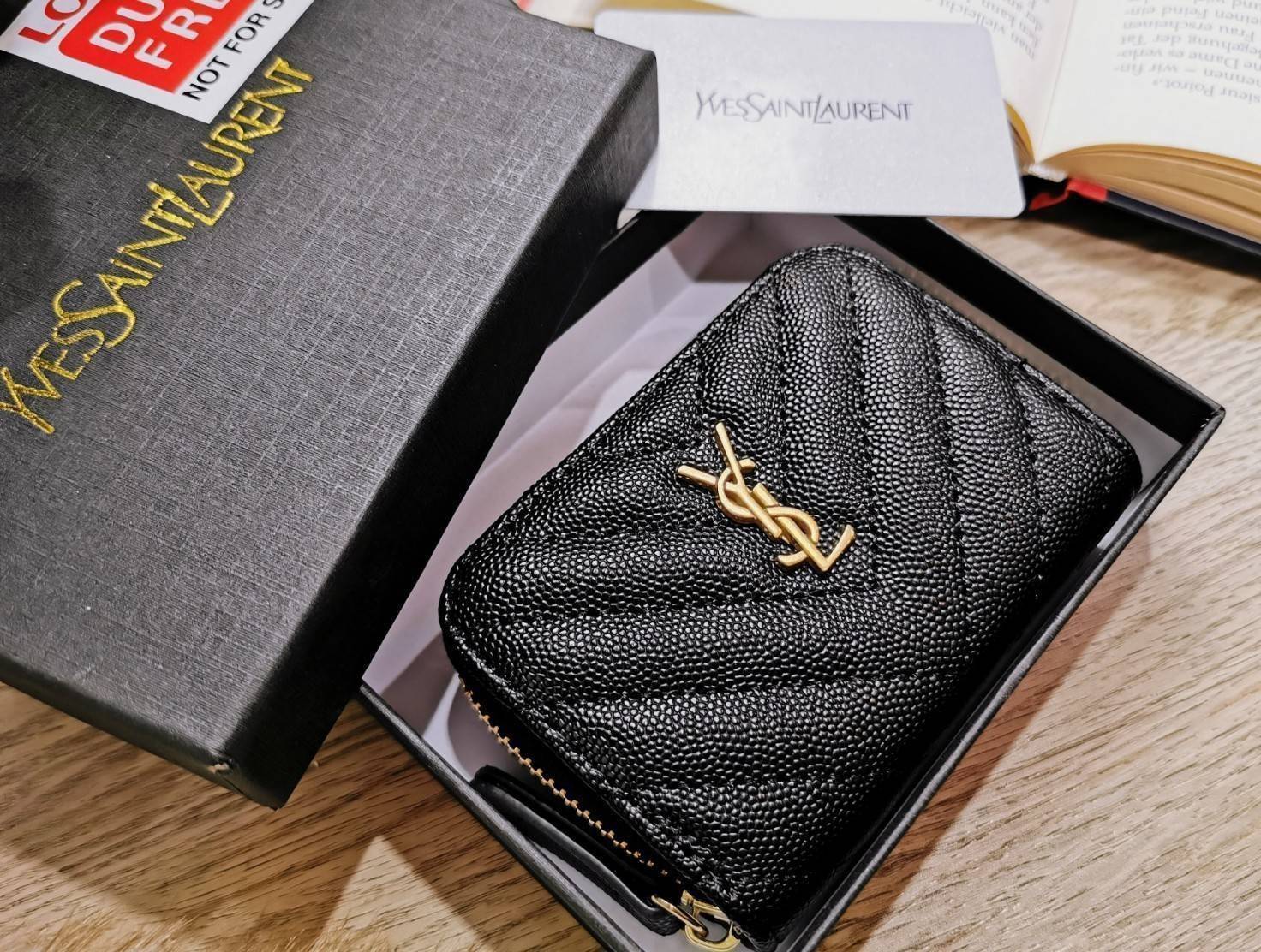 พรีเมี่ยมกิ๊ฟแท้ 100% 】YVES SAINT LAURENT YSL BEAUTY ZIP POUCH VIP GIFT WITH PURCHASE (GWP) พรีเมี่ยมกิ้ฟ Limited Edition จาก YSL Lotte Duty Free Korea วัสดุหนังคาร์เวียร์ขึ้นลายสวยอยู่ทรงคลาสสิค