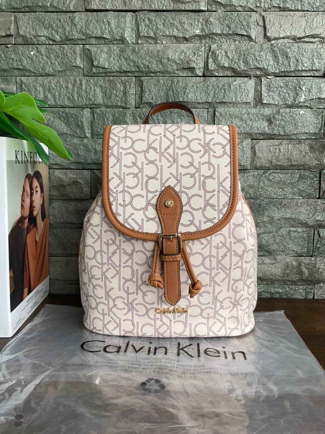 CALVIN KLEIN Monogram Backpack กระเป๋าสะพายเป้รุ่นใหม่ชนช้อป รุ่นยอดนิยม วัสดุ PVC คุณภาพดี หนังนิ่มสวย ฐานกระเป๋าแข็ง ตั้งอยู่ทรงรองรับน้ำหนักได้ดีมากๆ ตัวกระเป๋ามีน้ำหนักเบา ด้านหน้าประดับด้วยโลโก้แบรนด์ สายยาวดีไซน์เก๋ สะพายไม่เจ็บไหล่ เลื่อนปรับได้ฟรี