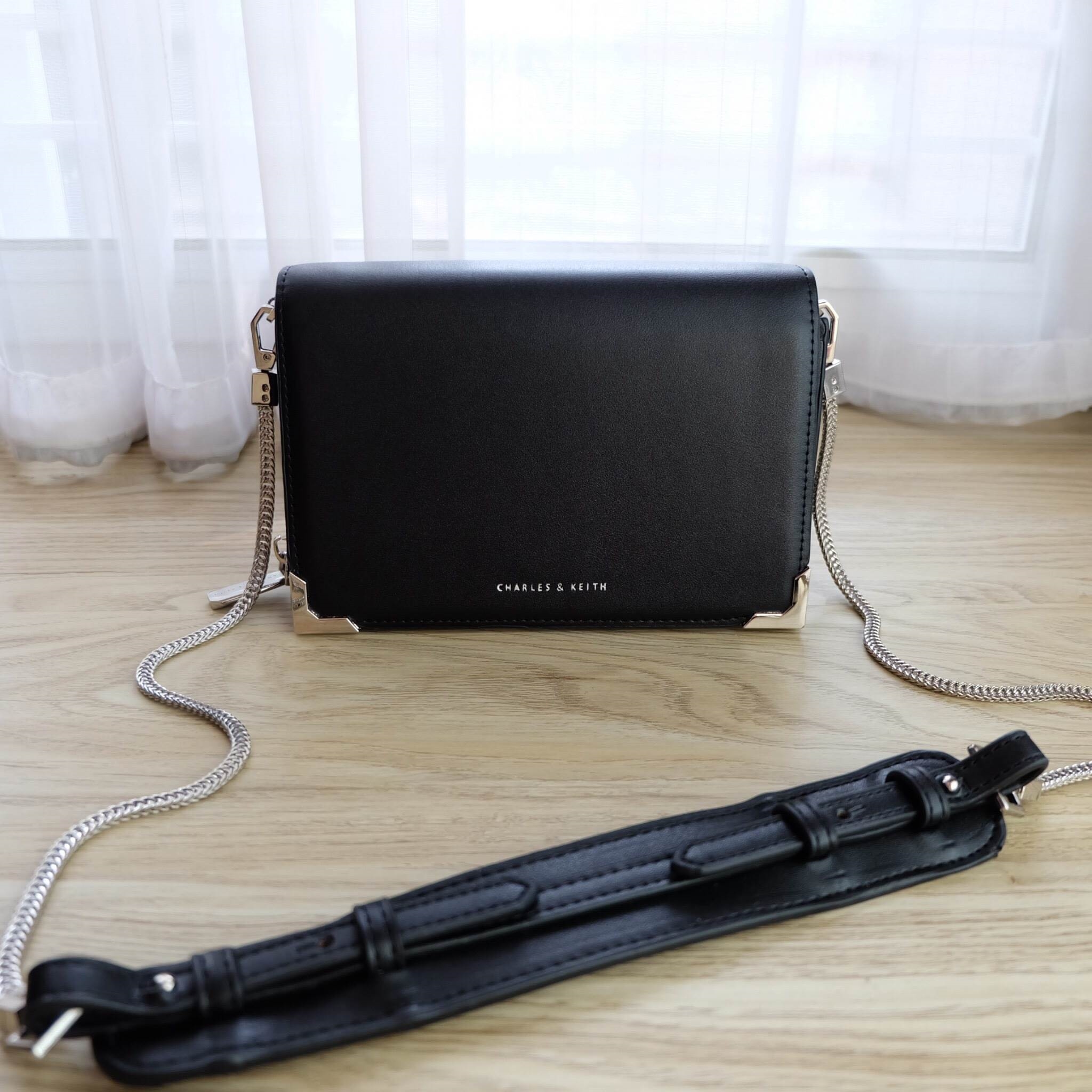 Charles & Keith Front Flap Sling Bag กระเป๋าทรงเหลี่ยมน่ารัก ตกแต่งด้วยโลหะที่มุมกระเป๋า - เปิด - ปิดด้วยกระดุมแม่เหล็ก - ด้านในแบ่งออกเป็น 3 ช่องใหญ่ ช่องกลางเป็นช่องซิป - มีช่องใส่ธนบัตร ช่องซิปใส่เหรียญ ช่องใส่บัตร ใส่มือถือ i7+ ได้ค่ะ - มาพร้อมสายสะพา