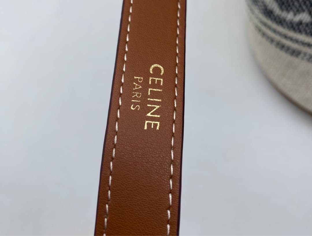 small CELINE TEXTILE BUCKET BAG / CELINE TEEN BUCKET in STRIPED TEXTILE WITH JACQUARD ดีไซน์ทรง Bucket small size เนื้อหนาแข็งแรง ภายในกว้างและจุใส่สัมภาระได้เยอะจุใจ อะไหล่แบรนด์สีทองสุดหรู