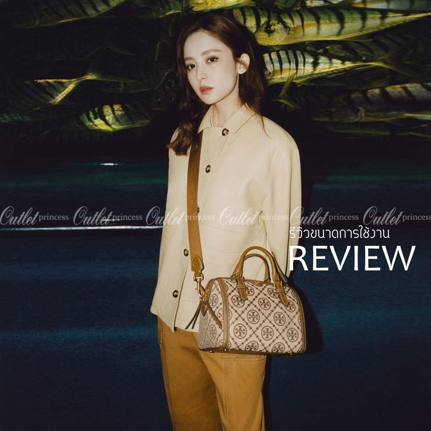 Large: Tory burch T Monograme Jacquaed Duffle เป็นทรงกระเป๋าที่มีความฮอตฮิตตลอดกาล ด้วยรูปทรงคลาสสิคและเหมาะใช้งานเข้ากับทุกสถานการณ์ ไม่ว่าจะเป็นกระเป๋าสะพายไหล่ เพิ่มความคล่องตัวและเข้าได้กับทุกลุค ไม่ว่าจะเป็นวันสบายๆ หรือวันที่ต้องออกไปทำกิจกรรมลุยๆ ห