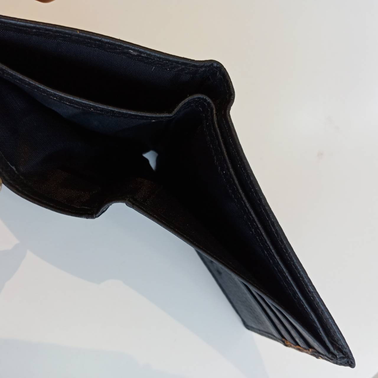 ราคาพิเศษ ห้ามพลาด! **จำนวนจำกัดคะ สินค้าจากงานเซลล์ แบรนด์ดัง LEVI'S กระเป๋าสตางค์ชายสั้น ผลิตจากหนังวัวแท้ 100% (cow leather) ดีไซส์เท่ ด้านในมีช่องใส่บัตร ได้กำลังดี ขนาดกะทัดรัด เหมาะกับหนุ่มๆที่กำลังมองหา กระเป๋าสตางค์ราคาดี๊ดี แนะนำ รุ่นนี้เลยค