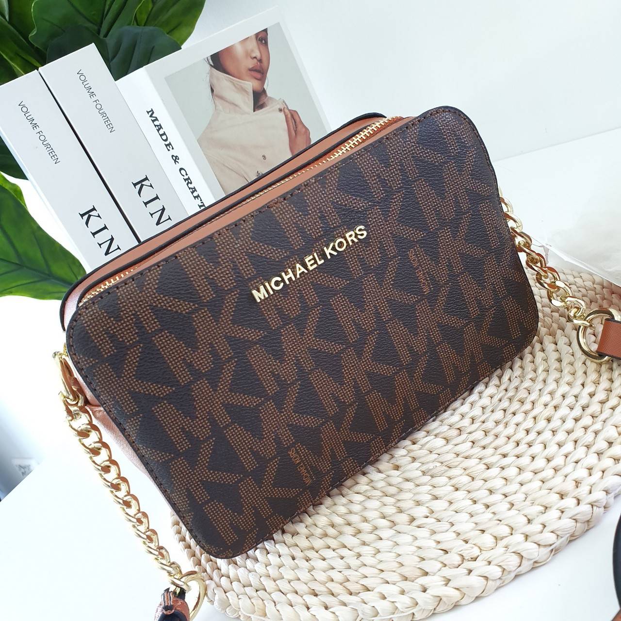 Michael Kors Crossbody Bag กระเป๋าสะพายแบบ crossbody หนังลาย safiano เปิดปิดด้วยซิปแบรนด์ อะไหล่ทอง ด้านหน้าประดับโลโก้ โลหะแบรนด์ ด้านในบุผ้าแบรนด์สวยหรู น้ำหนักเบา มีช่องซิปใส่ของจุกจิกและช่องใส่มือถือ มาพร้อมสายสะพายยาวโซ่ทอง+หนัง ปรับได้หลายระดับ ขนาด