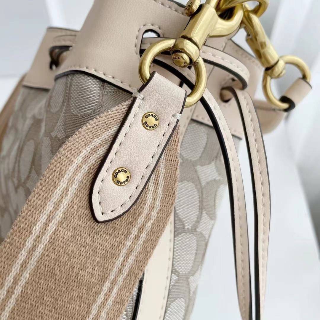 COACH FIELD BUCKET BAG IN SIGNATURE JACQUARD C3853 กระเป๋าสะพายทรงบัคเก็ต รุ่นใหม่ล่าสุด ดีไซน์ลายซิกเนเจอร์บนผ้า jacquard สวยคม เป็นเอกลักษณ์ไม่ซ้ำใคร มาพร้อมสายสะพายผ้าสปอร์ต และสายสั้นสำหรับคล้องแขนได้ สามารถรูดปิดปากกระเป๋าด้วยหนังรอบใบ เพิ่มดีเทลให้ต